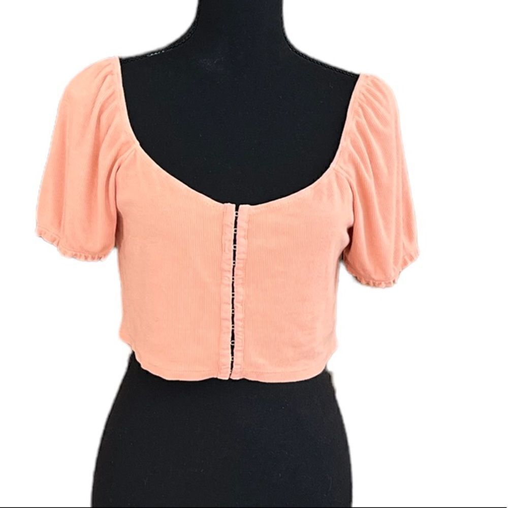 Glassons peach ribbed short sleeved crop top with hook/eye front closure sz L
